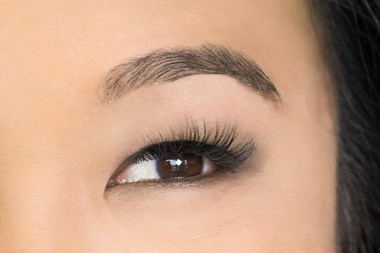 Olhos amendoados — foto de referência do formato do olho