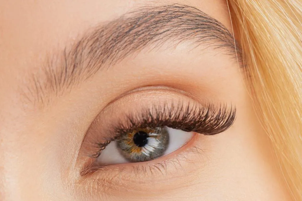 Estilo de cílios Cat-Eye — aplicação finalizada, foto de cliente
