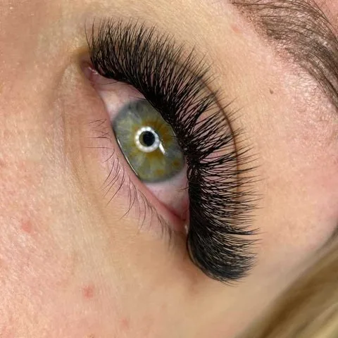 Estilo de cílios Boneca / olho aberto — aplicação finalizada, foto de cliente
